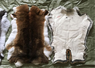 China Uso cortado do casaco de pele do coelho, peles brancas da pele do coelho dos cabelos macios para o vestuário fornecedor