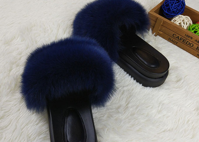 Sandálias personalizadas dos deslizadores da pele de Fox das mulheres da cor com cabelo distorcido/sola de borracha